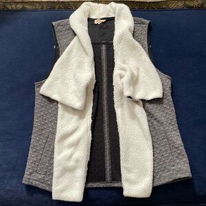 Hem & thread great vest with white fleece detailing. Size L.